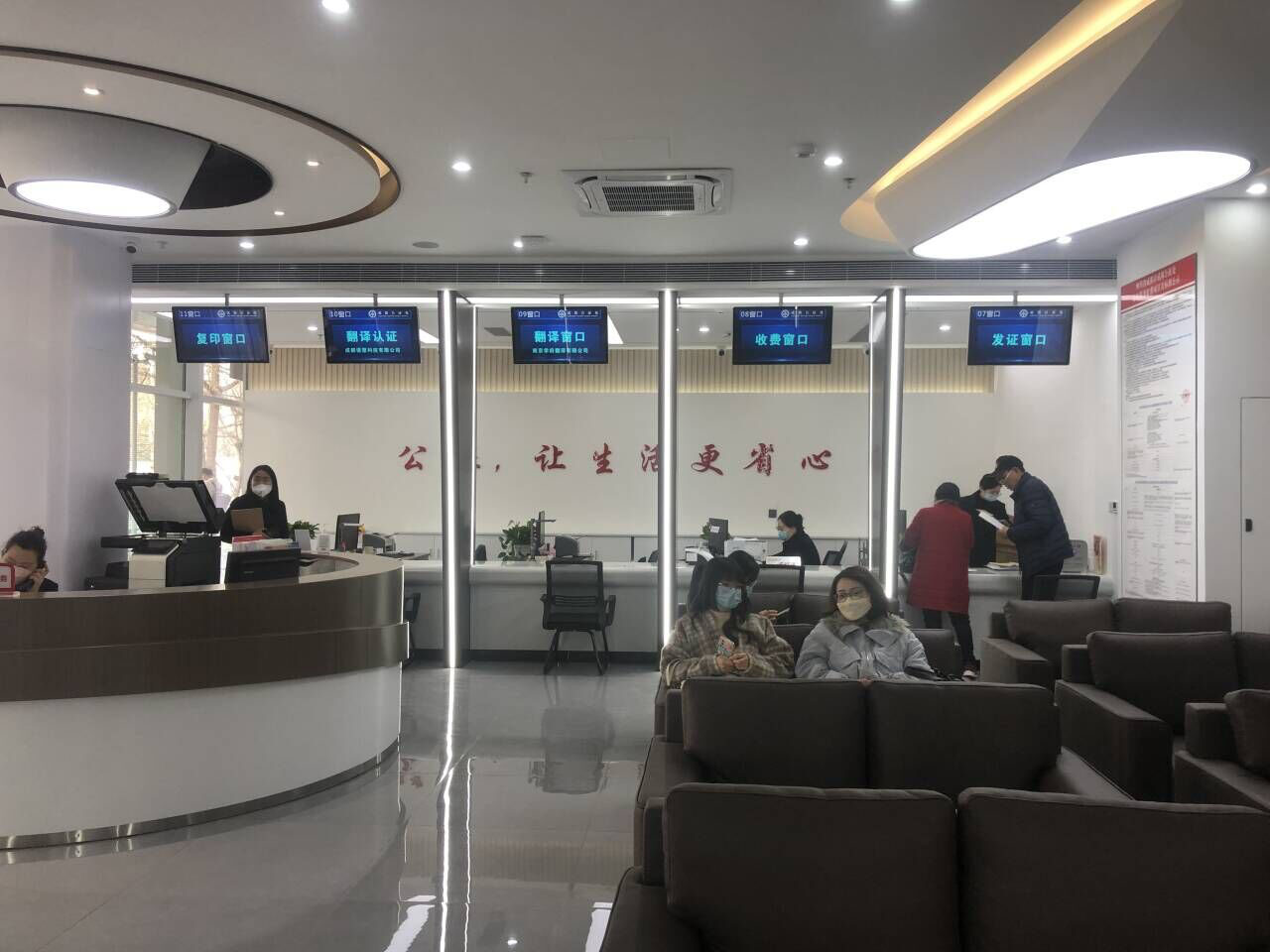 智能設(shè)備革新：智能排隊(duì)叫號(hào)機(jī)改變臟亂吵鬧的場(chǎng)所氛圍。效果圖