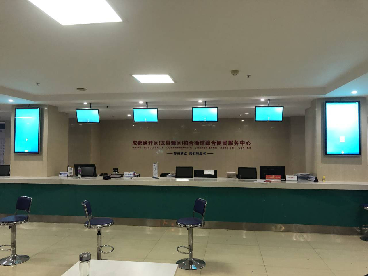 智能排隊(duì)機(jī)廠家?guī)憬颐刂腔鄞髲d排隊(duì)管理系統(tǒng)的黑科技。效果圖